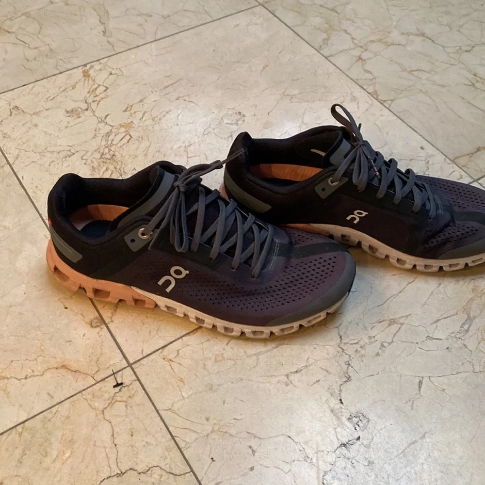 On Cloud women sneaker size 8.5 - Picture 3 of 4
